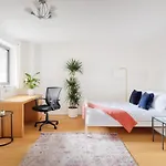 Riverside Two Bedroom Apartment In Canary Wharf